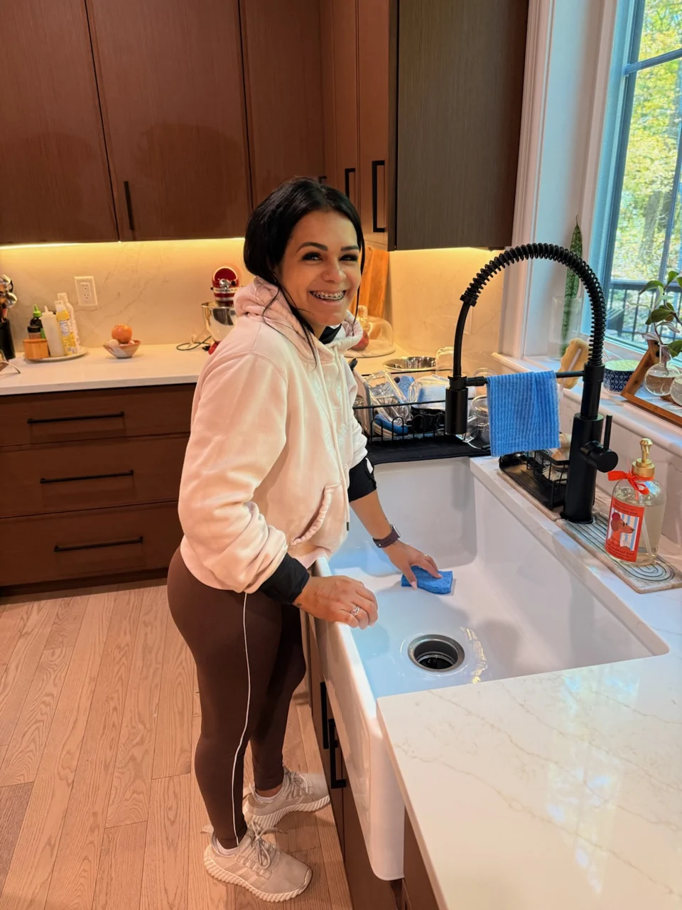 Gleicy cleaning a kitchen sink